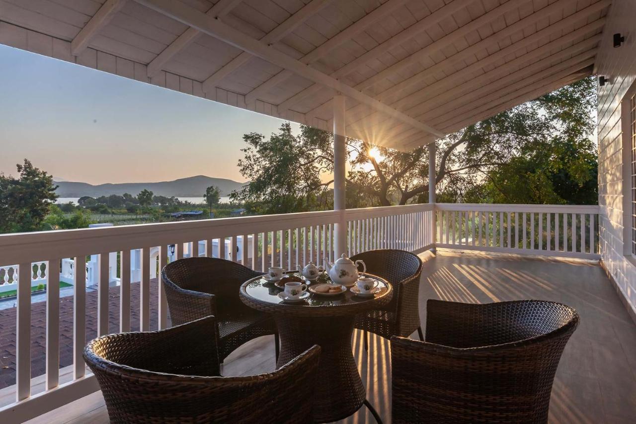 Stayvista'S Lake La Vie - Tranquil Lake-View Villa Amidst Farmland With Pool And Poolside Gazebo - Proximity To Sula Nashik Exterior foto